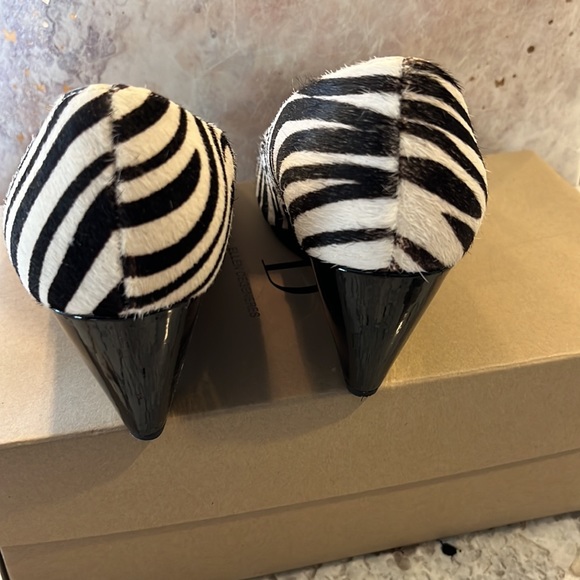 Ellen Tracy zebra peep toe wedge 7 1/2 - Picture 2 of 3